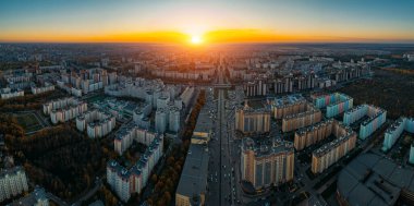 Voronezh 'deki modern yerleşim alanının panoramasının üzerinde gün batımı, İHA' dan havadan görüş.