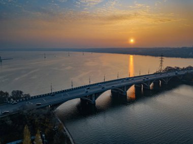 İyi akşamlar Voronezh. Voronezh nehri üzerindeki Vogresovsky köprüsü üzerinde gün batımı, hava manzaralı.