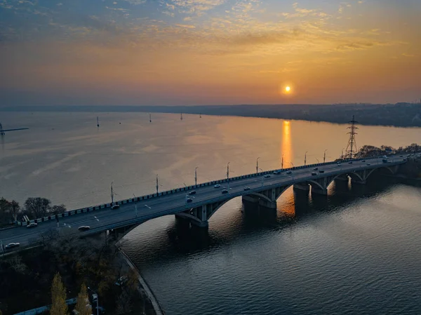 Kvällstid höst Voronezh. Solnedgång ovanför Vogresovsky bron över floden Voronezh, flygfoto — Stockfoto
