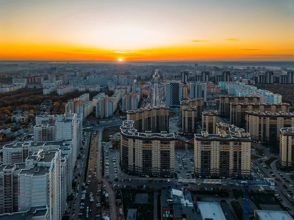 Pôr do sol acima da área residencial moderna em Voronezh, vista aérea do drone — Fotografia de Stock
