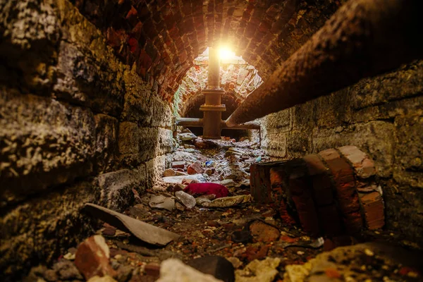 Antiguo derrumbado de ladrillo rojo subterráneo túnel de alcantarillado histórico abovedado, enfoque selectivo —  Fotos de Stock