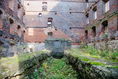 Terk edilmiş eski kırmızı tuğla su değirmeni