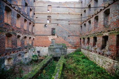 Terk edilmiş eski kırmızı tuğla su değirmeni