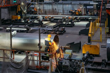 Metal işçi atölyesinde erkek işçi taşlama popo kaynak borusu