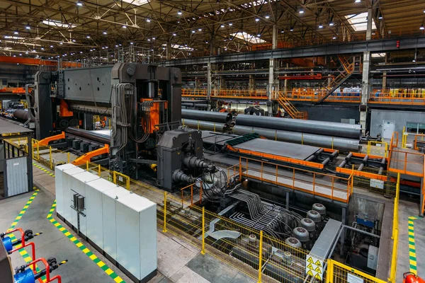 Formación de tuberías mediante el uso de la máquina dobladora de rodillos —  Fotos de Stock