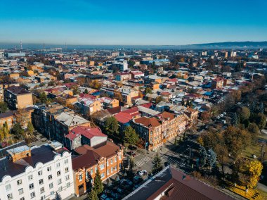 Olykavkaz, Kuzey Osetya 'nın başkenti. İHA uçuşundan tarihi şehir panoraması