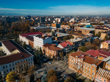 Olykavkaz, Kuzey Osetya 'nın başkenti. İHA uçuşundan tarihi şehir panoraması