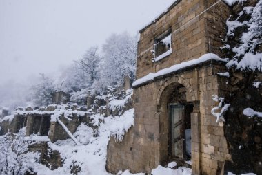 Eski antik terk edilmiş şehir Gamsutl sisli, karlı, Kafkasya dağlarında, Dağıstan, Rusya