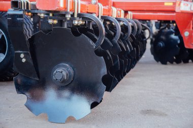 Yeni tarımsal diskin tarım ürünleri için çalışan parçaları.