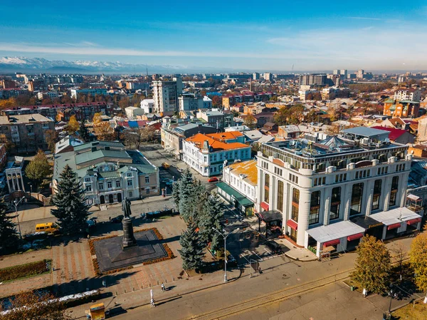 Vladikavkaz, Nordossetiens huvudstad. Historiska centrum från drönarflygning — Stockfoto