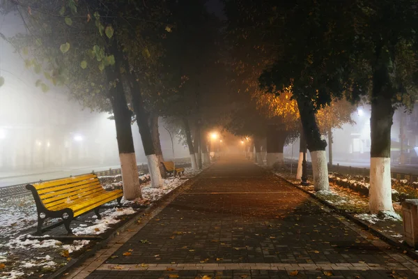 Lege steeg bij mistige straat 's nachts stad — Stockfoto