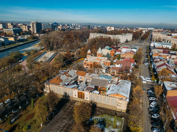 Olykavkaz, Kuzey Osetya 'nın başkenti. İHA uçuşundan tarihi şehir merkezi — Stok fotoğraf