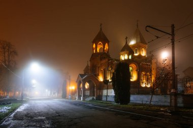 Sisli bir gece sokağı