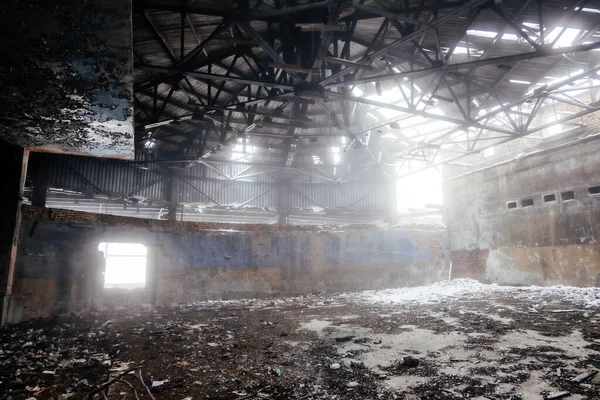 In oude ruïne verlaten industrieel gebouw in de mist — Stockfoto