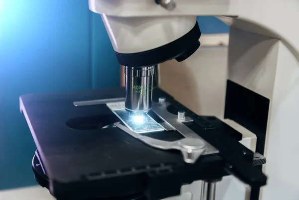 Επιστημονικό ή ιατρικό δείγμα δοκιμής με μικροσκόπιο στο εργαστήριο, κοντινό — Φωτογραφία Αρχείου