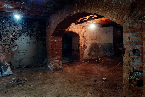 Abandonado viejo sótano abovedado oscuro vacío — Foto de Stock
