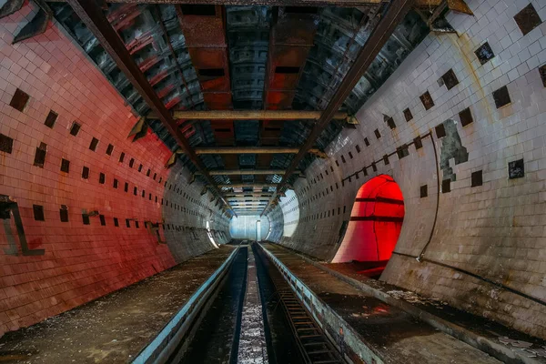 Túnel de azulejos redondos no laboratório subterrâneo abandonado de física nuclear — Fotografia de Stock