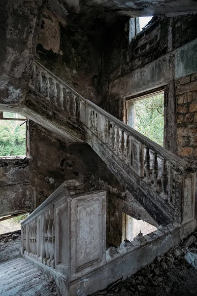 Broken ruined old staircase at abandoned house — Stock Photo, Image