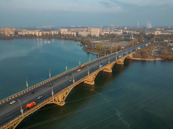 Légi ősz Voronyezs városkép drón repülési magasságból. A Voronyezsi víztározó feletti Vogresovsky-híd látképe — Stock Fotó