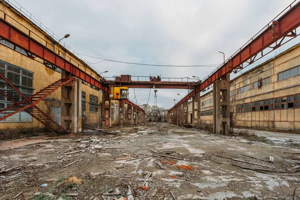 Територія покинутої промислової зони чекає знесення — стокове фото