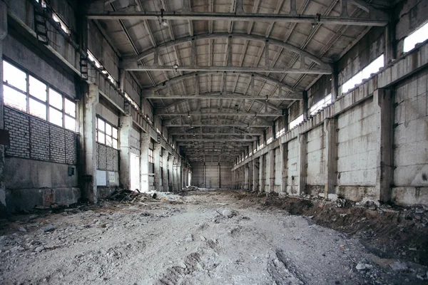 Velho quebrado vazio edifício industrial abandonado interior — Fotografia de Stock