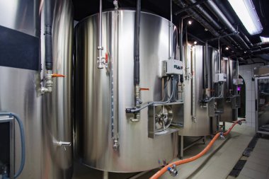 Özel bira fabrikasında bira üretim hattı