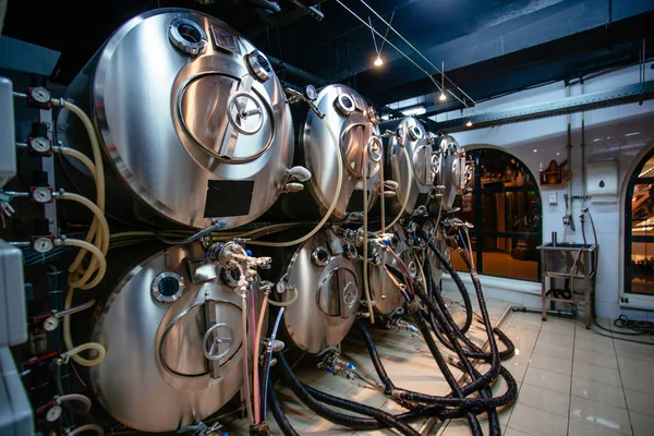 Öl kaggar i samband med rör för öl serveras i baren i puben — Stockfoto