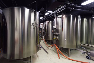 Özel bira fabrikasında bira üretim hattı