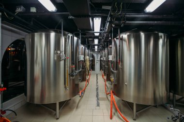 Özel bira fabrikasında bira üretim hattı