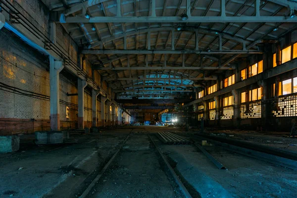 Régi törött üres, elhagyatott ipari épület belseje éjszaka — Stock Fotó