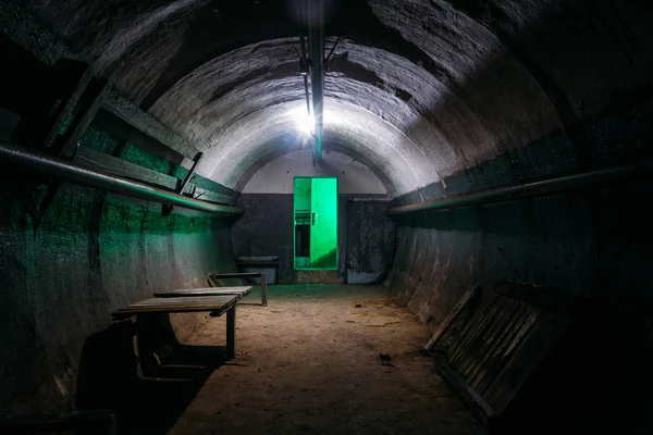 Sötét elhagyatott szovjet bunker, a hidegháború visszhangja — Stock Fotó