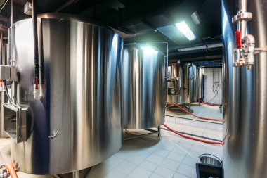 Özel bira fabrikasında bira üretim hattı