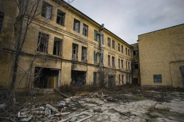 Eski terk edilmiş sanayi binası yıkım için bekliyor.