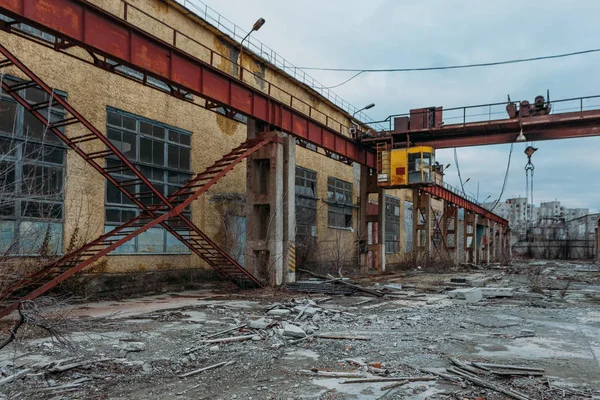 Território de zona industrial abandonada à espera de demolição — Fotografia de Stock