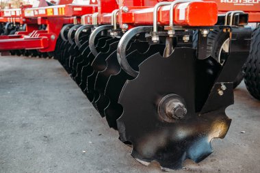 Yeni tarımsal diskin tarım ürünleri için çalışan parçaları.
