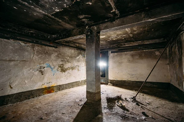 지하에 버려져 있는 어둡고 소름끼치는 더러운 것들 이 불길처럼 타오르고 있습니다. 검은 검댕으로 된 벽 — 스톡 사진