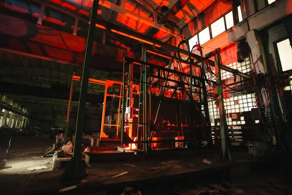 Opuszczona fabryka cegieł w nocy. Stara zardzewiała cegła tworząca maszynę i przenośnik oświetlony światłem koloru. Streszczenie kontekstu przemysłowego — Zdjęcie stockowe