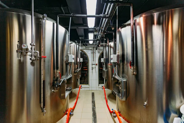 Řemeslná linka na výrobu piva v soukromém minipivovaru — Stock fotografie