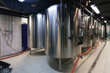 Özel bira fabrikasında bira üretim hattı