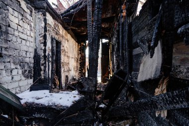 Yangının sonuçları. Tamamen yanmış eski bir kır evi.