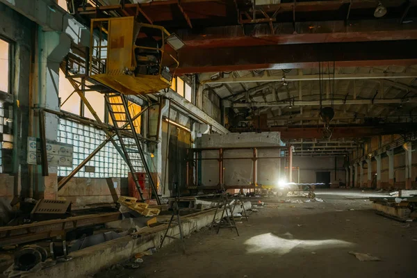 Antiguo vacío roto abandonado interior del edificio industrial por la noche — Foto de Stock