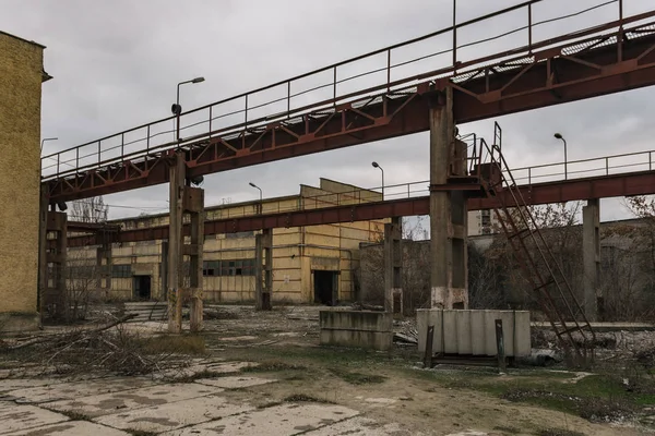 Старое заброшенное промышленное здание ждет сноса — стоковое фото