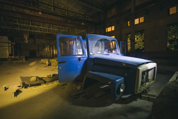 Starý rezavý náklaďák v opuštěném továrním skladu — Stock fotografie