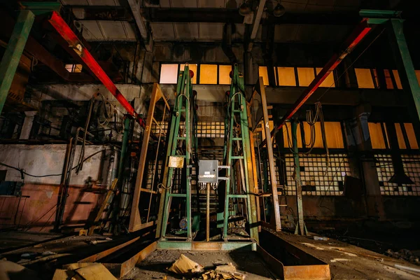 Заброшенный бетонный завод ночью. Старая ржавая машина — стоковое фото