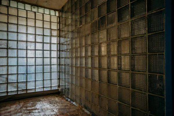 Скляні блочні стіни в старій покинутій будівлі — стокове фото