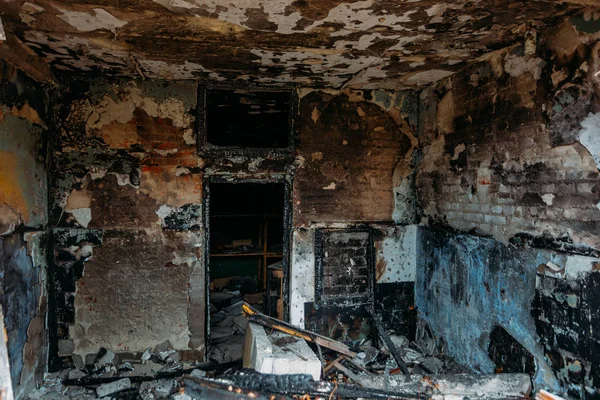 Habitación quemada y vacía. Paredes carbonizadas en hollín negro —  Fotos de Stock