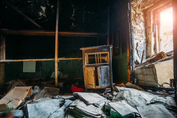 Interiores quemados después del incendio en edificios industriales o de oficinas —  Fotos de Stock