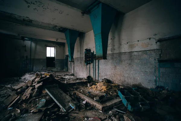 Παλιό σπασμένο βρώμικο εγκαταλελειμμένο βιομηχανικό κτίριο εσωτερικό — Φωτογραφία Αρχείου