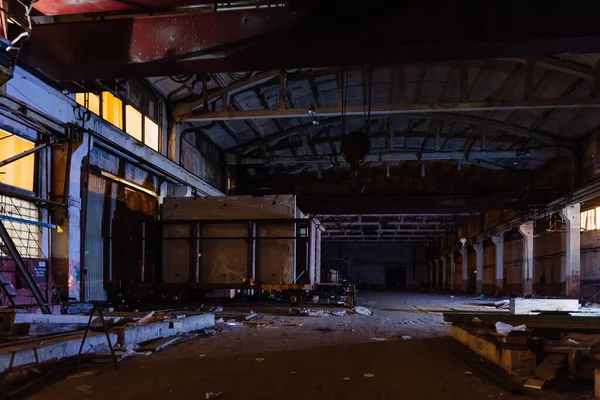 Alte aufgebrochene leer stehende Industriehalle in der Nacht — Stockfoto