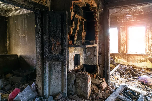 Gebranntes altes Bauernhaus im Inneren. Folgen von Bränden — Stockfoto